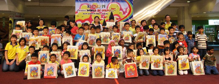 World of Colours Member Day Activity, Children Colour Recycle Bag with Family and Have a Group Photo with World of Colours Teachers